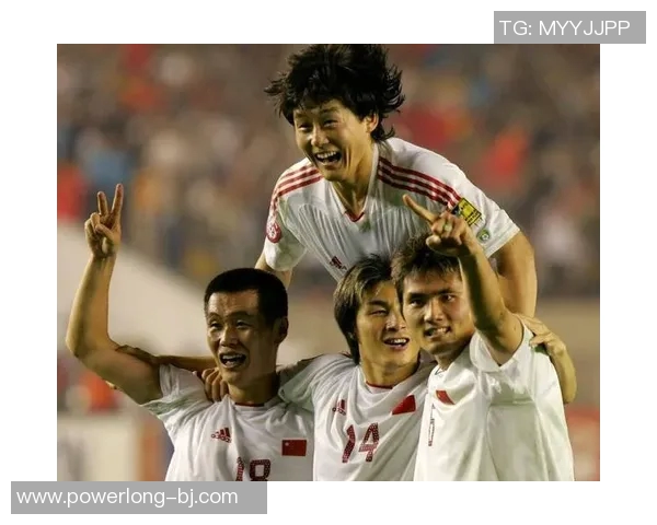 足球明星热情拥抱国足展现团结力量感动无数球迷瞬间回顾