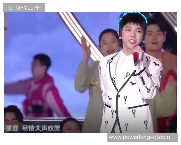 足球明星挑战芒果踢球趣味视频引发网友热议与欢笑