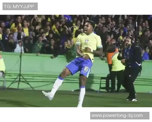 足球明星左脚大力射门展现惊人技巧与力量引发球迷热烈追捧 足球明星左脚大力射门展现惊人技巧与力量引发球迷热烈追捧